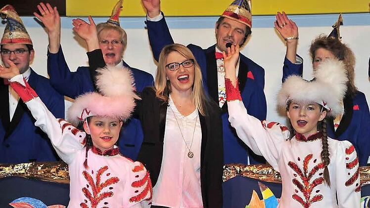 Setzten sich gekonnt in Szene: die Tanzmariechen Mirjam Geßner und Sophia Erhart. Foto: Klennewehmer Bischöff