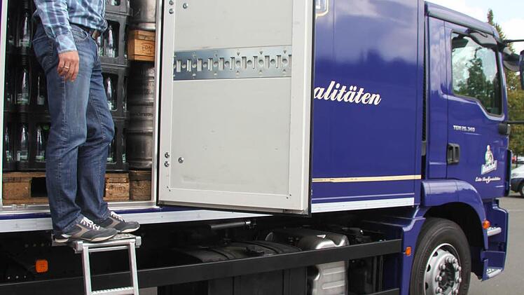 "Alles drin": Michael Schmid inspiziert die gepackten Lkw der Brauerei. Jetzt geht's nach Tiefenlesau!