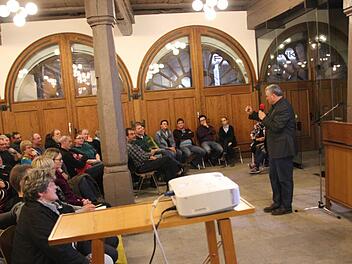 Bürgermeister Jürgen Hennemann (SPD) bei der Bürgerversammlung in der RathaushalleFoto: Sarah Dann