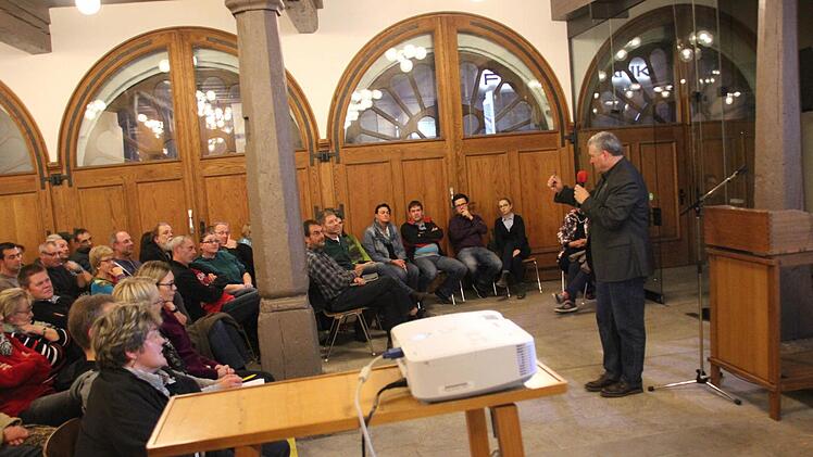 Bürgermeister Jürgen Hennemann (SPD) bei der Bürgerversammlung in der RathaushalleFoto: Sarah Dann