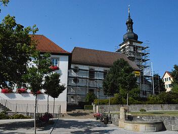 Heuer wurde die Kirche saniert, wozu die Gemeinde 35 000 Euro beisteuerte. Jetzt stellt die Kirche mit dem Rathaus ein ansehnliches Ensemble in der Dorfmitte dar. Links im Bild wurde auch der Treppenaufgang saniert und die Gedenksteine im Ehrenmal (rechts) gereinigt.  Foto: Gerhard Schmidt