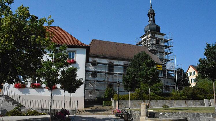 Heuer wurde die Kirche saniert, wozu die Gemeinde 35 000 Euro beisteuerte. Jetzt stellt die Kirche mit dem Rathaus ein ansehnliches Ensemble in der Dorfmitte dar. Links im Bild wurde auch der Treppenaufgang saniert und die Gedenksteine im Ehrenmal (rechts) gereinigt.  Foto: Gerhard Schmidt