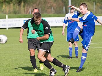 Der FC Wallenfels mit Steffen Wiedel (rechts) führt im Moment die Tabelle der Kreisklasse Kronach vor dem FC Hirschfeld an. Im direkten Duell im September unterlagen die "Flößer" allerdings mit 2:5. Foto: Archiv/Heinrich Weiß