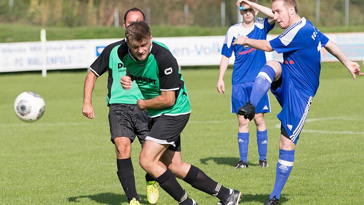 Der FC Wallenfels mit Steffen Wiedel (rechts) führt im Moment die Tabelle der Kreisklasse Kronach vor dem FC Hirschfeld an. Im direkten Duell im September unterlagen die "Flößer" allerdings mit 2:5. Foto: Archiv/Heinrich Weiß