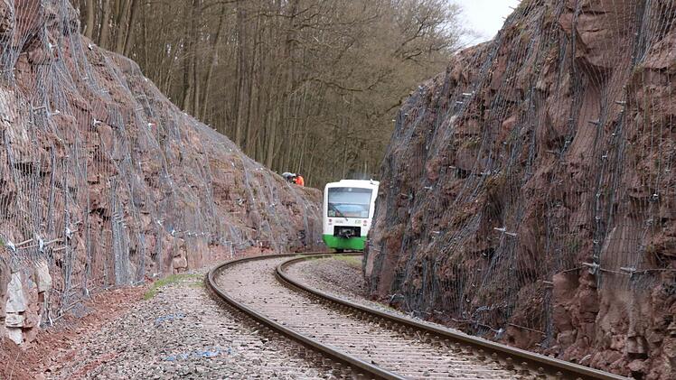 Oberhalb von Arnshausen wurden die Felshänge entlang der Bahnstrecke gesichert. Foto: Ralf Ruppert
