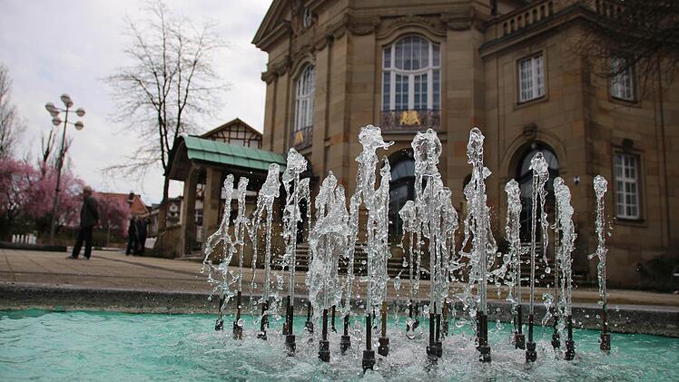 Vor dem Theater laufen die Brunnen. Aber nicht überall in der Stadt ist das so. Foto: Benedikt Borst