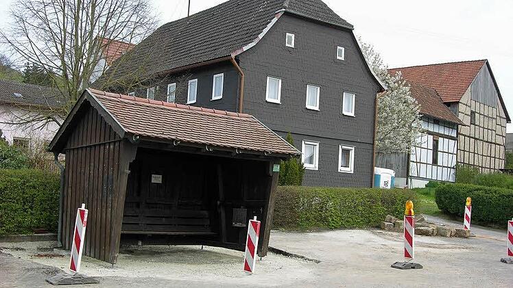 Das hölzerne Buswartehäuschen an der Weidhäuser Straße hat inzwischen einen neuen Standort erhalten. Foto: Klaus Oelzner