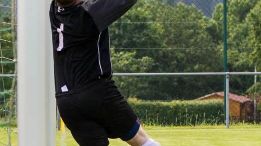 Einen Freisto&szlig; von Matthias Fr&ouml;ba kann der Ziegelerdener Keeper Sascha Schleicher noch abwehren.