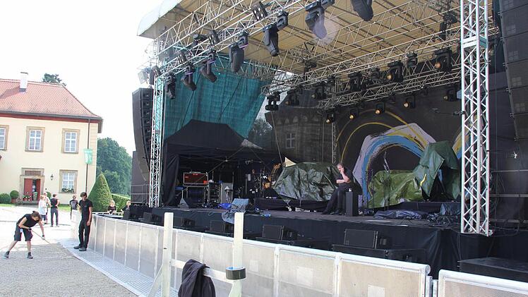 The stage is set: Um 14 Uhr war die Crew mit dem Aufbau fertig. Im verlauf des Nachmittags folgt der Sound-Check. Die ersten Fans sid schon da. Foto: Ralf Kestel