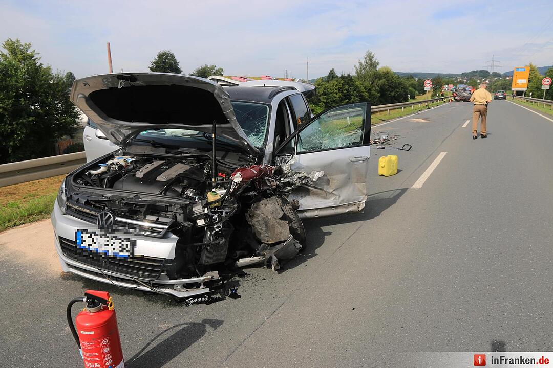 Schwerer Unfall in Kulmbach: Auto überschlägt sich auf B289