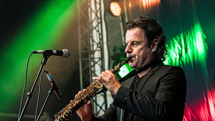 Wie Hans-Jürgen Buchner und seine Band Haindling ihr Konzert beim Tambacher Sommer zum ebenso gelungenen wie nachdenklich stimmenden Abend werden lassen.