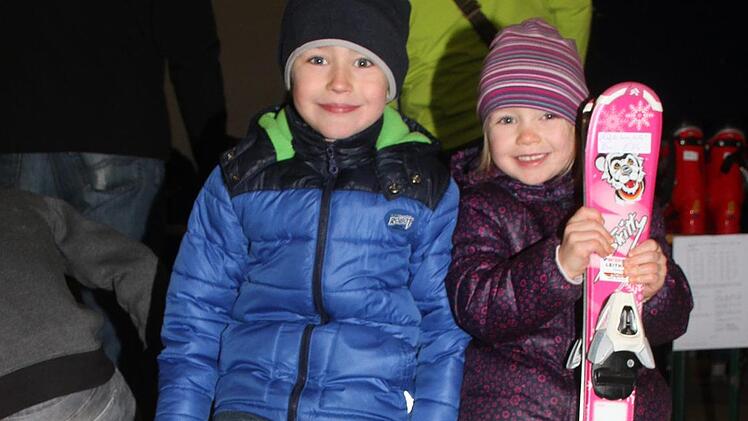 Hannes Freitag (7) kann schon Ski fahren, seine   Schwester Emma (4)  will in diesem Jahr anfangen.