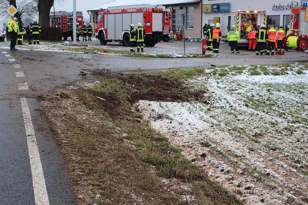Landkreis Fürth: Auto überschlägt sich - 42-Jähriger lebensgefährlich verletzt