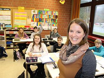 Eva Ziegler hat zwar Realschul-Lehramt studiert, unterrichtet aber seit eineinhalb Jahren an der Mittelschule Bad Brückenau. In der Klasse 6a absolviert sie ihre sogenannte Bewährungsfeststellung, um verbeamtet zu werden. Fotos: Ralf Ruppert