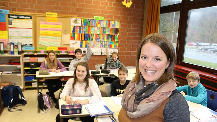 Eva Ziegler hat zwar Realschul-Lehramt studiert, unterrichtet aber seit eineinhalb Jahren an der Mittelschule Bad Brückenau. In der Klasse 6a absolviert sie ihre sogenannte Bewährungsfeststellung, um verbeamtet zu werden. Fotos: Ralf Ruppert