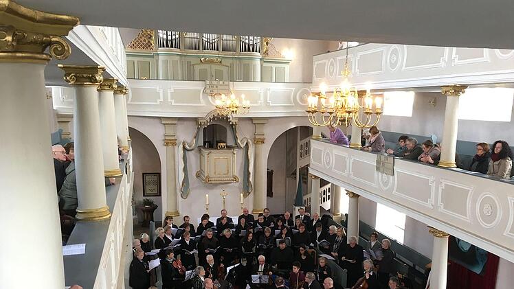 Einen eindringlichen Akzent zum Osterfest setzte die Aufführung der Johannespassion von Heinrich Schütz in der Marienkirche in Gauerstadt. Kirchenmusikdirektor Torsten Sterzik dirigierte die Sängervereinigung Bad Rodach und die Stadtkantorei Hildburghausen sowie das Collegium musicum Hildburghausen.Jochen Berger