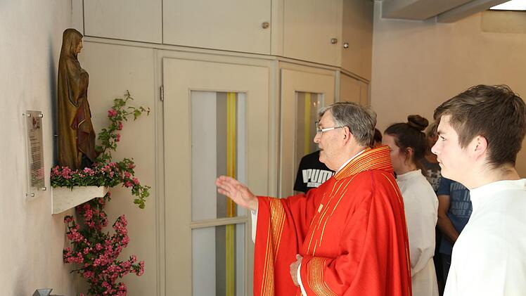 Pfarrer Werner Wolf segnet die Statue St. Anna an ihrem neuen Platz. Foto: Franz Galster