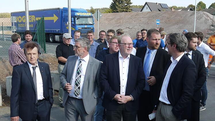 Impressionen von der feierlichen Verkehrsfreigabe des Neubauschnitts für die Bundesstraße 303 in und östlich von Oberelldorf.Foto: Berthold Köhler