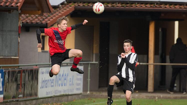 Die Lufthoheit war dem Neukenrother U19-Akteur Marius Bauer im Duell mit dem Steinberger Jonas Baierlipp  gewiss. Foto: Heinrich Wei&szlig;