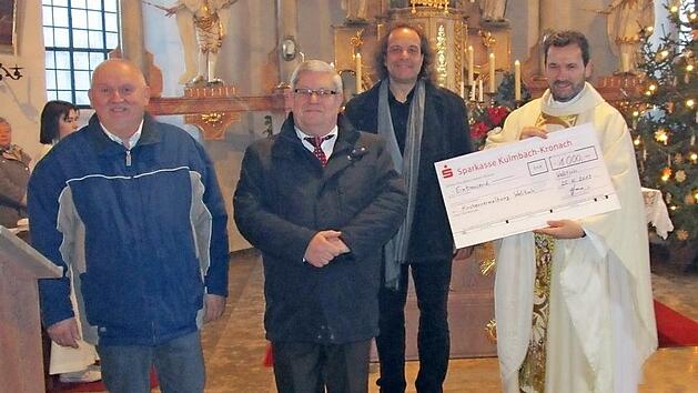 Hilmar Fiedler (Kassier, Sängerrunde), Rüdiger Detsch (Vorsitzender der Sängerrunde) und Johannes Scherbel (Zweiter Vorsitzender) übergaben das Geld an Pfarrvikar Anton Heinz.  Foto: K.-H. Hofmann
