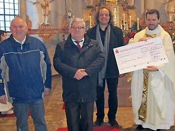 Hilmar Fiedler (Kassier, Sängerrunde), Rüdiger Detsch (Vorsitzender der Sängerrunde) und Johannes Scherbel (Zweiter Vorsitzender) übergaben das Geld an Pfarrvikar Anton Heinz.  Foto: K.-H. Hofmann