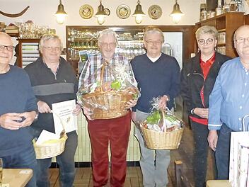 Siegerehrung beim Preisschafkopf des Bahnsozialwerks (von links): Roland Dietz (BSW-Seniorenbetreuer), Peter Hofmann (3. Preis), Hans- Jürgen Scheler (Sieger), Karl-Heinz Stumpf (2. Preis), Nicole Viering (Außenstellenleiterin) und Ludwig Jäckisch (BSW-Seniorenbetreuer).  Foto: K.- H. Hofmann