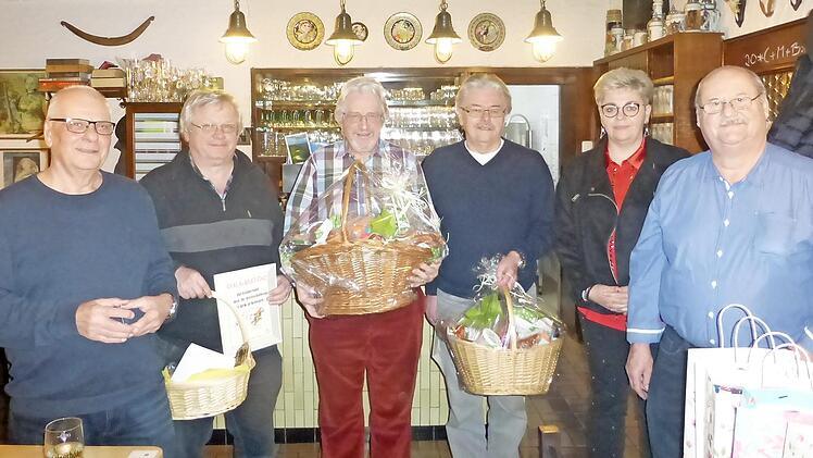 Siegerehrung beim Preisschafkopf des Bahnsozialwerks (von links): Roland Dietz (BSW-Seniorenbetreuer), Peter Hofmann (3. Preis), Hans- Jürgen Scheler (Sieger), Karl-Heinz Stumpf (2. Preis), Nicole Viering (Außenstellenleiterin) und Ludwig Jäckisch (BSW-Seniorenbetreuer).  Foto: K.- H. Hofmann