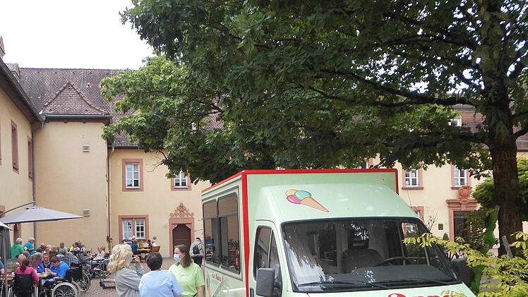 Aus dem Sortiment der "Eis Anna" ließen sich Bewohner und Personal ihr Wunscheis zusammenstellen. Foto: Marco Ullrich