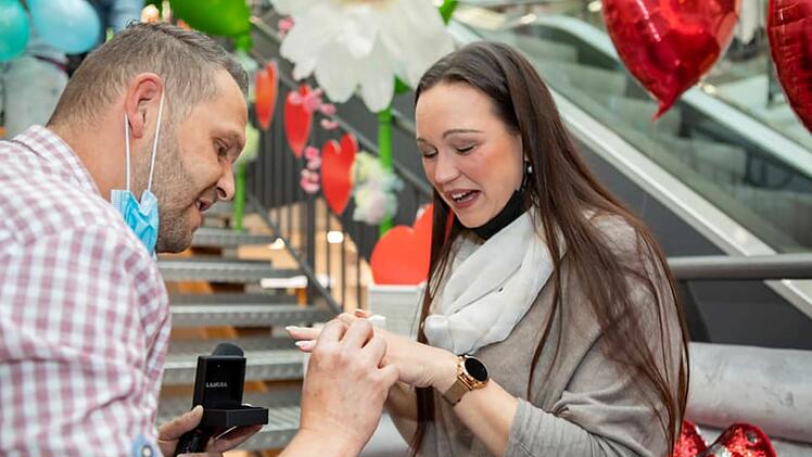 Heiratsantrag im Ertl-Zentrum: Paar verlobt sich in Shopping-Center