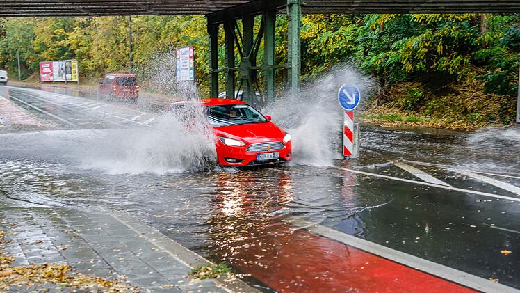 Starke Gewitter in Metropolregion Nürnberg: Unterführung überschwemmt