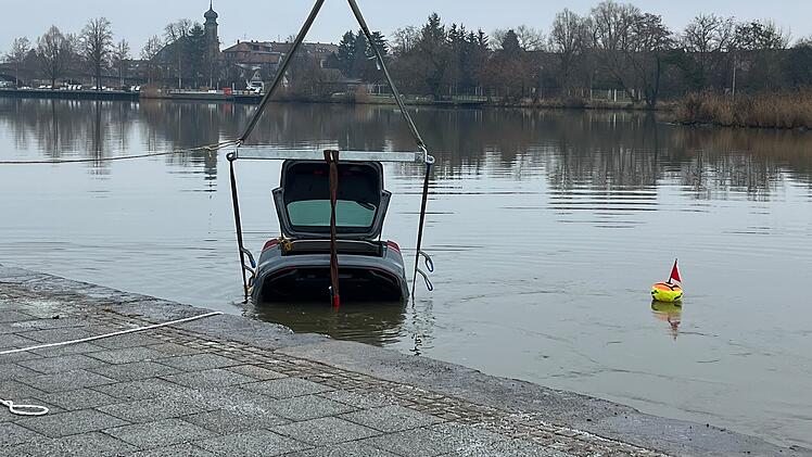 Auto stürzt bei Kitzingen in den Main