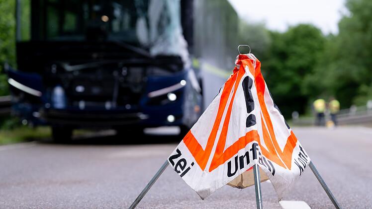 Zwei Busse sto&szlig;en in Oberbayern zusammen - mehrere Verletzte