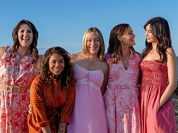 Brooke Kirtley (D'Arcy Carden, links), Dru-Ann Jones (Regina Hall, zweite von links), Tatum McKenzie (Chlo&euml; Sevigny, Mitte), Hollis Shaw (Jennifer Garner, zweite von rechts) und Gigi Ling (Gemma Chan) verbringen ein gemeinsames Wochenende auf einer exklusiven Ferieninsel.