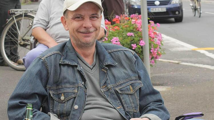 Dietmar Bradenstein (vorne) lässt sich das Ereignis nicht entgehen.