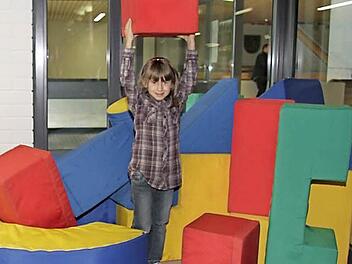 Katharina Schütz (5) packt noch einmal mit an, aber die Bauarbeiten am Bildungszentrum Wallenfels sind fast abgeschlossen. Jetzt fehlen nur noch ein paar Außendetails und Kleinigkeiten.