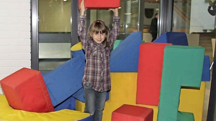 Katharina Schütz (5) packt noch einmal mit an, aber die Bauarbeiten am Bildungszentrum Wallenfels sind fast abgeschlossen. Jetzt fehlen nur noch ein paar Außendetails und Kleinigkeiten.