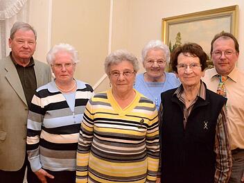 Gebhard Pape (links) vom Hauptvorstand des Rhönklubs überreichte "Treuebrief" und "Das Grüne Band der Rhön" an Katharina De Marco, Liselotte Drummer, Erna Wiederuh und Erika Bauner. Rechts der Bad Kissinger Rhönklub-Vorsitzende Thomas Hammelmann.  Foto: Peter Rauch
