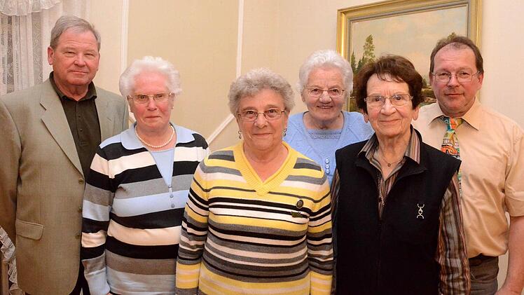 Gebhard Pape (links) vom Hauptvorstand des Rhönklubs überreichte "Treuebrief" und "Das Grüne Band der Rhön" an Katharina De Marco, Liselotte Drummer, Erna Wiederuh und Erika Bauner. Rechts der Bad Kissinger Rhönklub-Vorsitzende Thomas Hammelmann.  Foto: Peter Rauch