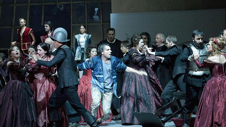 Die lebenden historischen Bilder im Atelier des Grafen von Nevers (Martin Berner, Mitte) verselbständigen sich mit jedem Akt der fünfaktigen "Hugenotten"-Oper mehr. Foto: Jutta Missbach