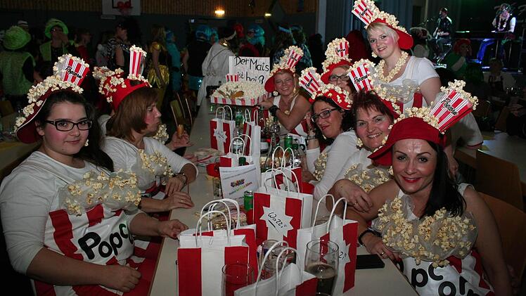 Sehenswerte Kostümierungen beim Weiberfasching in Wachenroth Foto: Evi Seeger