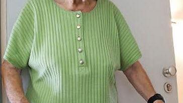 Helga Morbach lebt allein in ihrer Wohnung in der Friedrich-List-Straße. Morgens und abends versorgt sie sich selbst, mittags ist sie froh, etwas Warmes gebracht zu bekommen.  Foto: Borst