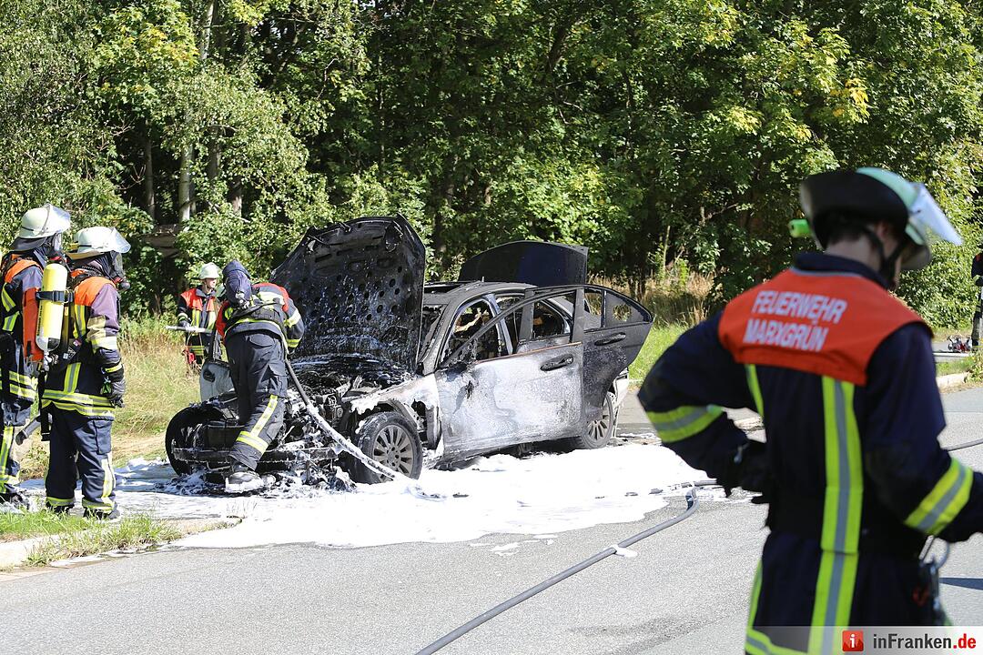 Fahrer entkommt aus brennendem Auto bei Hof