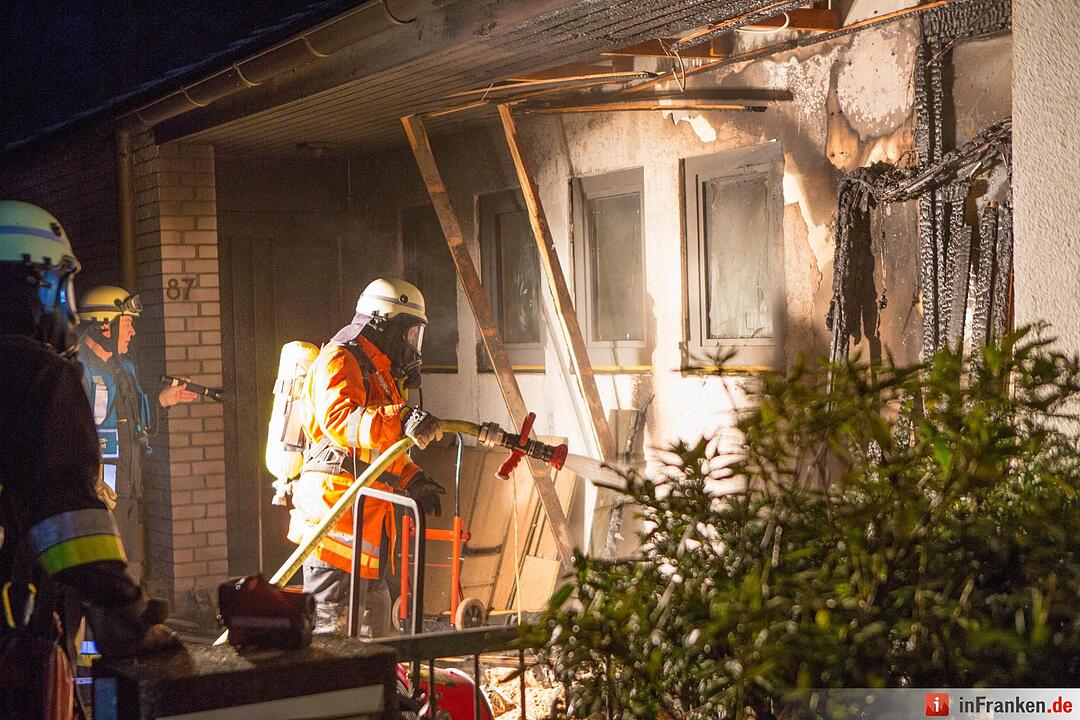 Fassade von Wohnhaus in Nuernberg fing Feuer