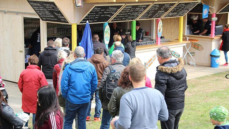 Nach wenigen Minuten gab es eine Schlange am Ausschank.  Foto: Andreas Schmitt