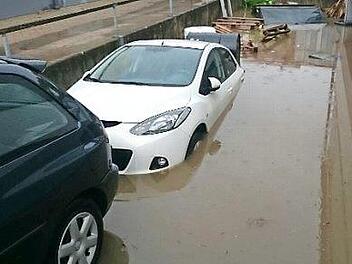 Im Hof (unser Bild) und im Keller der Autohauses Weiß haben die Wassermassen Fahrzeuge, Reifen und Werkzeuge beschädigt.  Foto: Mazda Weiß