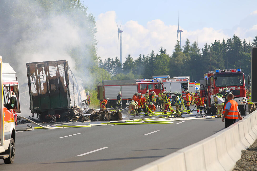 Brennender Reisebus auf A9 im Landkreis Hof - Autobahn komplett gesperrt