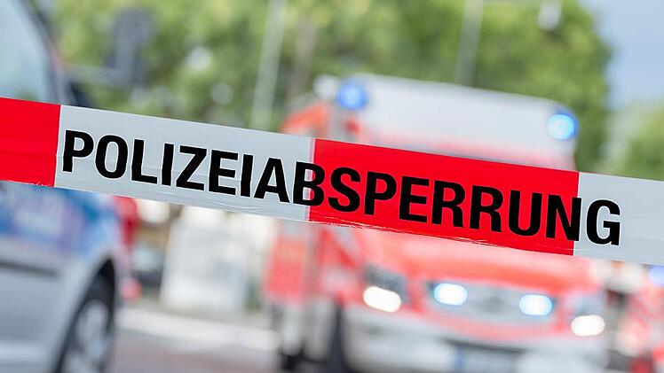 Mitten auf der Stra&szlig;e wurde am Freitag ein 43-J&auml;hriger in S&uuml;dhessen erschossen - vor den Augen seines Kindes. Der T&auml;ter ist auf der Flucht. Symbolfoto: Christopher Schulz