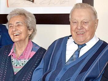 Blickt fröhlich in die Zukunft: das Ehepaar Meinhardt Foto: p