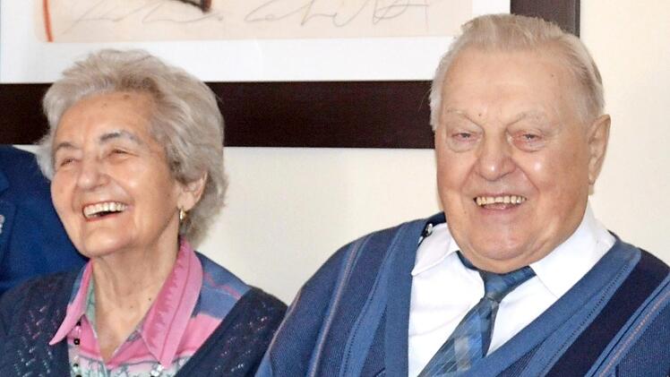 Blickt fröhlich in die Zukunft: das Ehepaar Meinhardt Foto: p