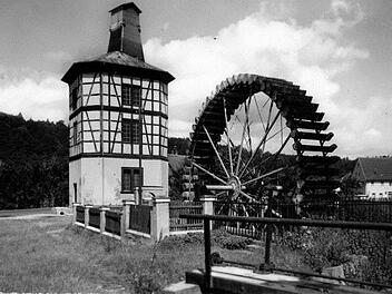 Unser Foto zeigt den Schönbornsprudel, der vielen Häuslern bis heute als Wahrzeichen gilt und im Jahre 1963 der Spitzhacke zum Opfer gefallen ist. Repro: Bernd Czelustek